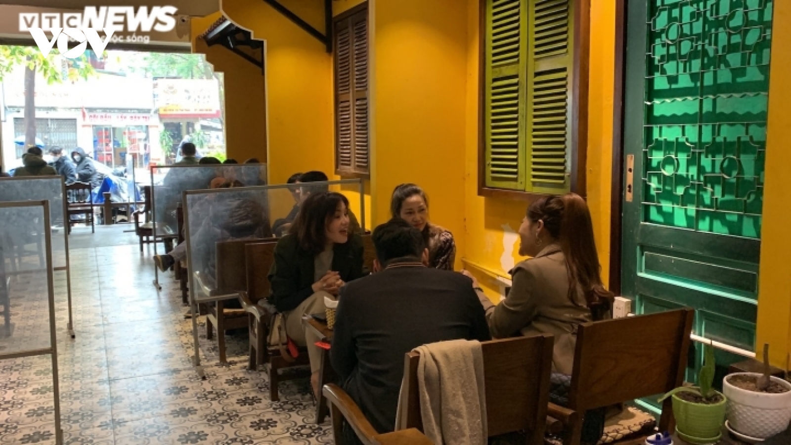 Hàng quán Hà Nội nhộn nhịp trở lại