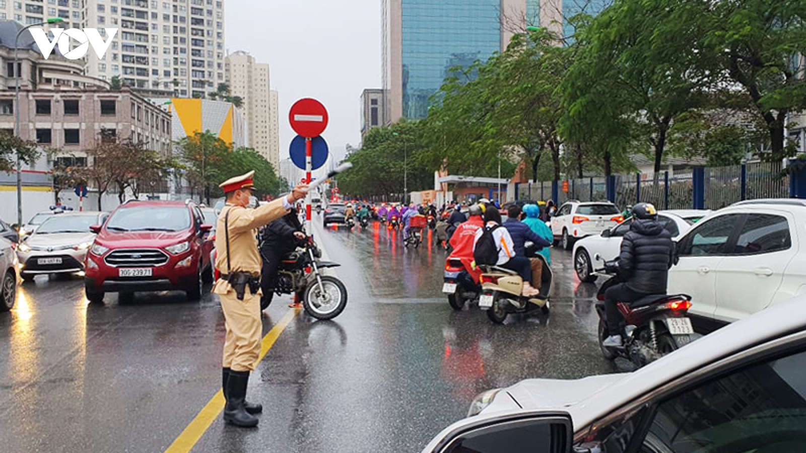 Hà Nội không để học sinh tới trường muộn vì tắc đường