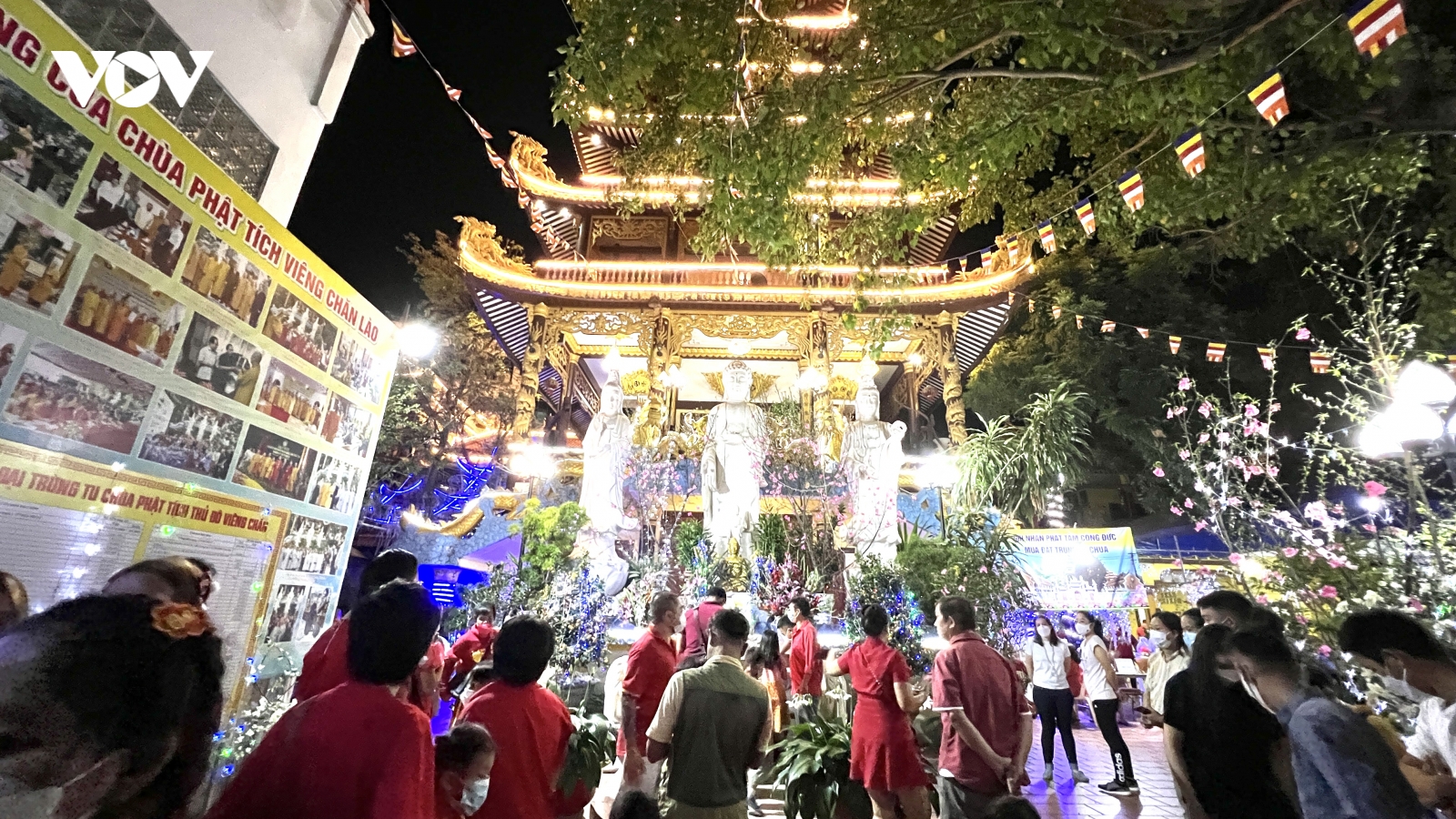 Bà con tại Lào đi chùa Việt đón Giao thừa, cầu bình an