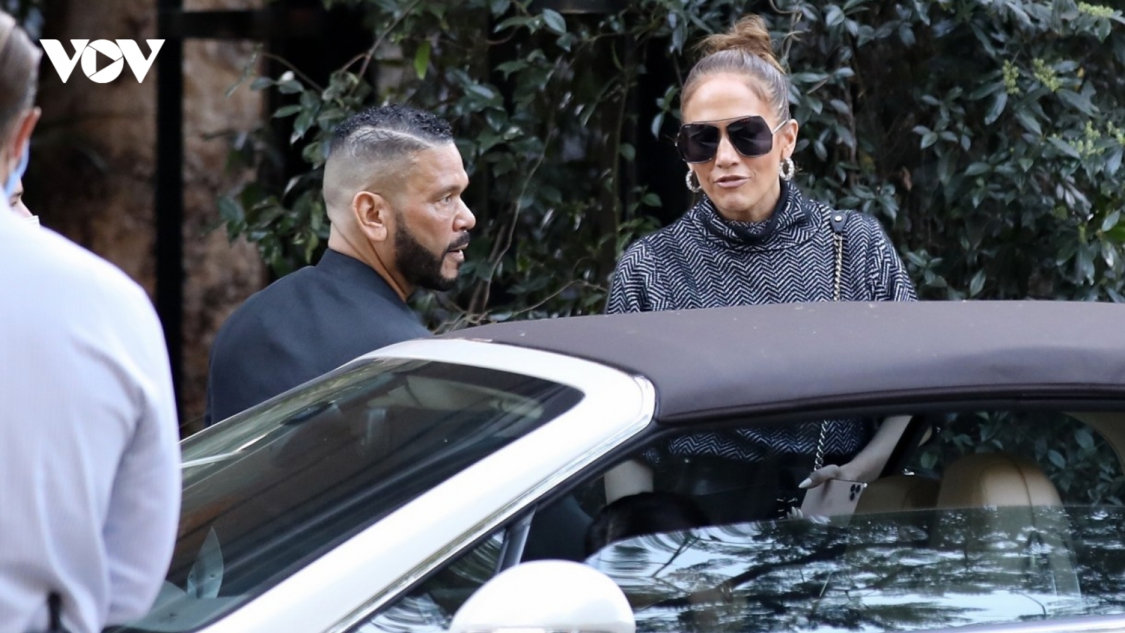 Jennifer Lopez thanh lịch đi ăn trưa cùng quản lý riêng sau buổi ra mắt phim "Marry me"