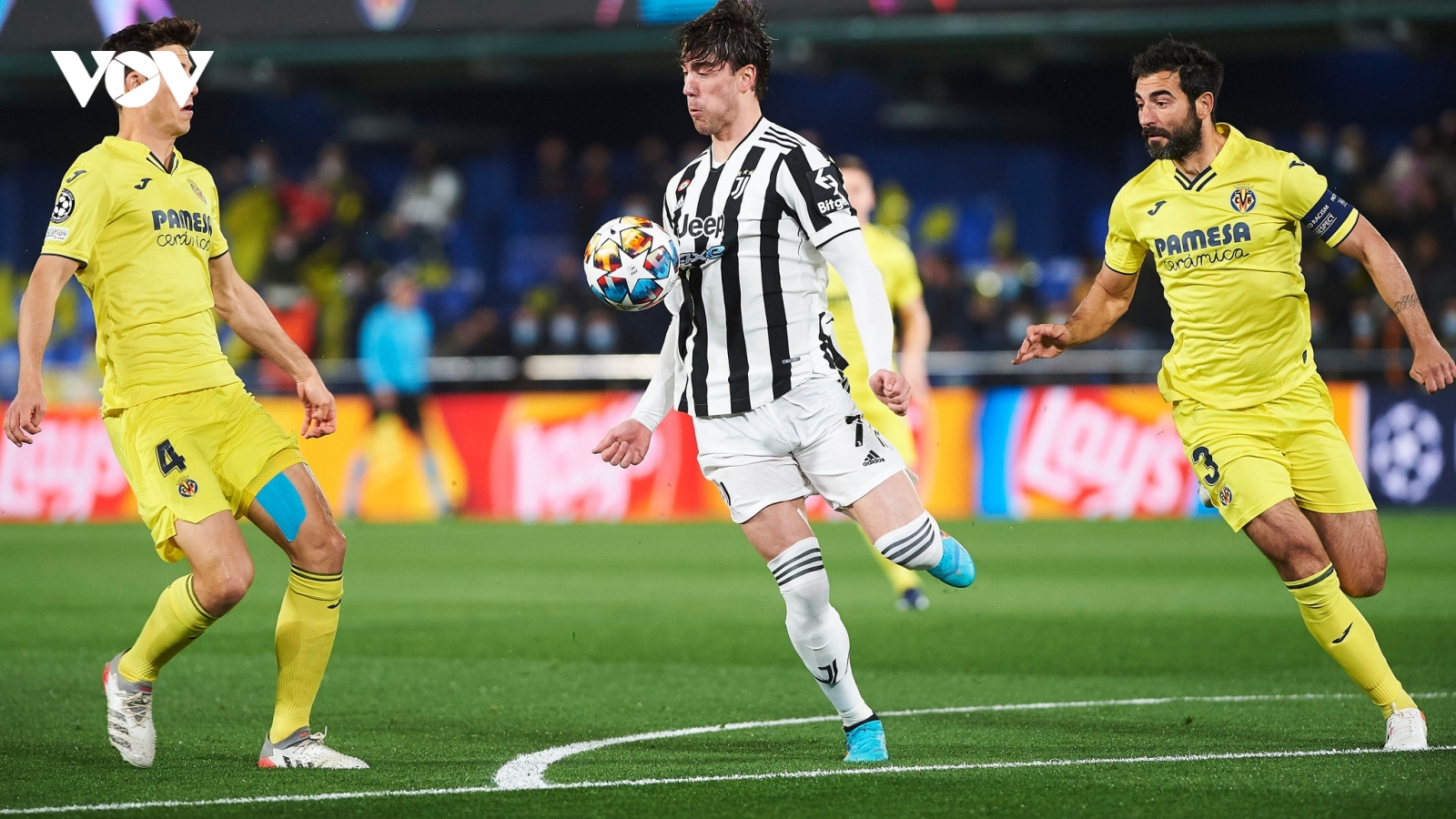 Vlahovic ghi bàn ra mắt Champions League, Juventus vẫn bị Villarreal cầm hoà