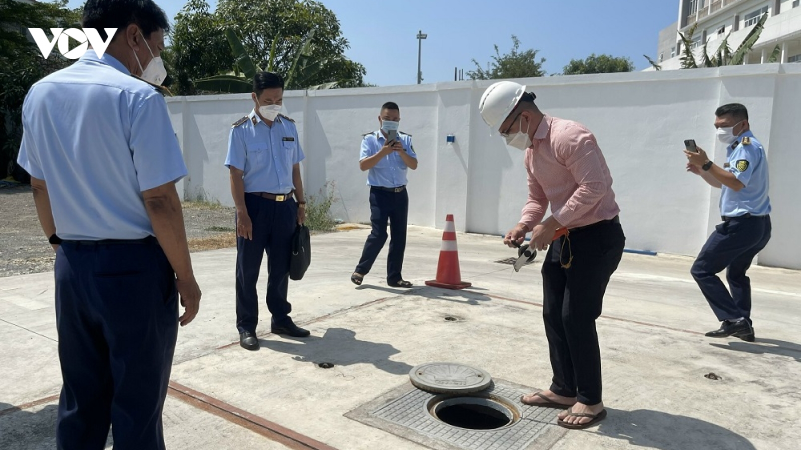 Quản lý thị trường Bà Rịa-Vũng Tàu bất ngờ kiểm tra nhiều cửa hàng xăng dầu