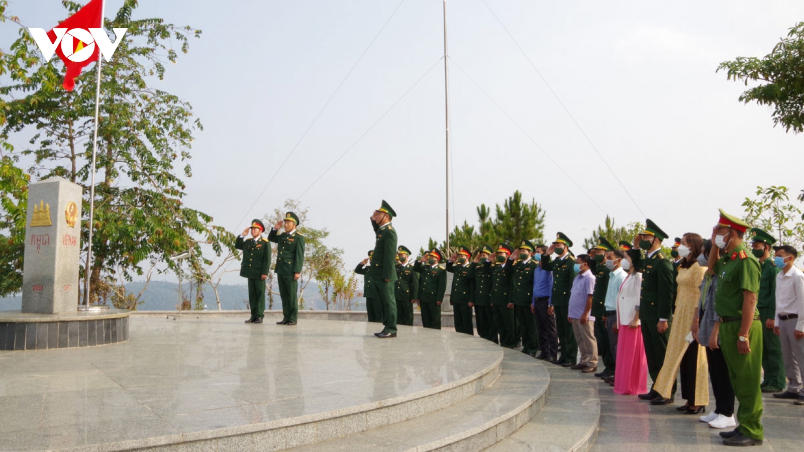 Chào cờ chủ quyền sáng mùng 1 tại cột mốc biên giới Việt Nam-Lào-Campuchia