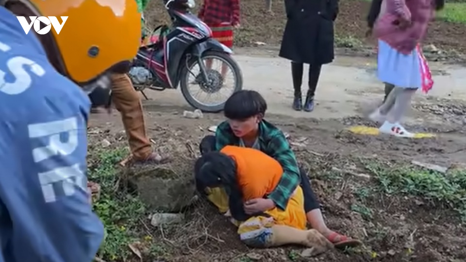 Nam thanh niên khai "thấy thích bé H'Mông nên lôi kéo về"