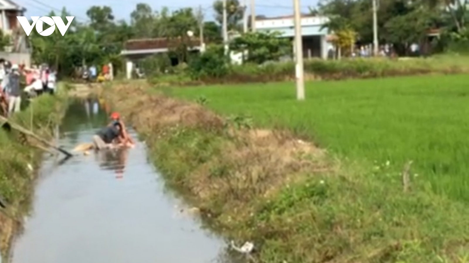 Tìm thấy thi thể cô gái dưới kênh mương sau 3 ngày mất tích