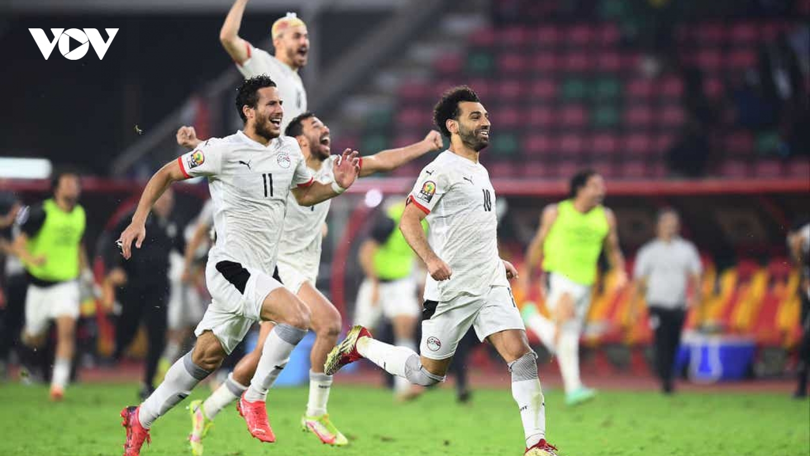 Ai Cập đánh bại Cameroon, Salah đối đầu Mane ở chung kết AFCON 2021