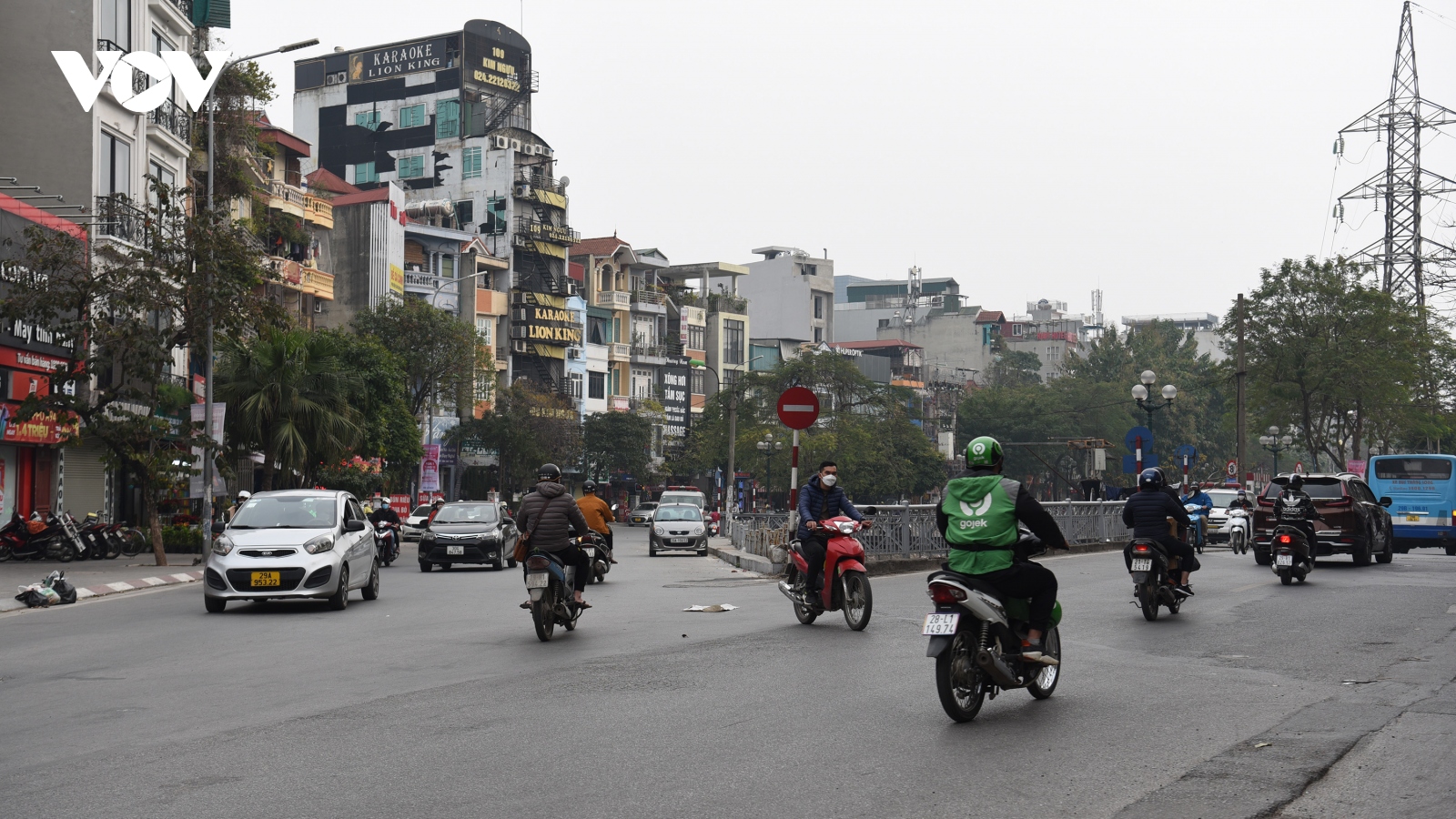 Vô tư đầu trần lao xe ngược chiều trên đường phố Hà Nội