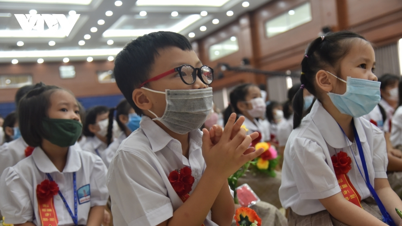 Học sinh từ lớp 1 đến lớp 6 thuộc 18 huyện, thị xã của Hà Nội trở lại trường học trực tiếp