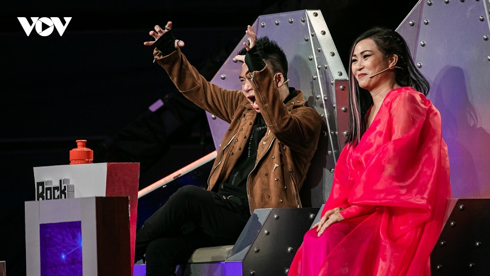 Phương Thanh diện váy dài 10m ngồi "ghế nóng" Rock Việt