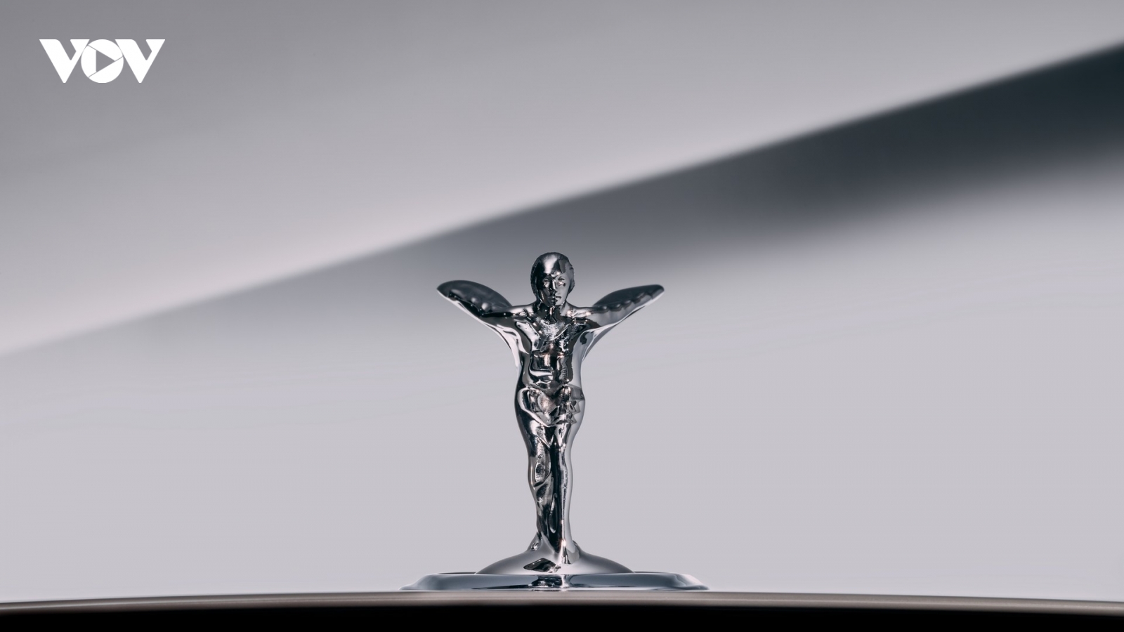 Biểu tượng Spirit of Ecstasy của hãng xe siêu sang Rolls-Royce thay đổi sau 111 năm