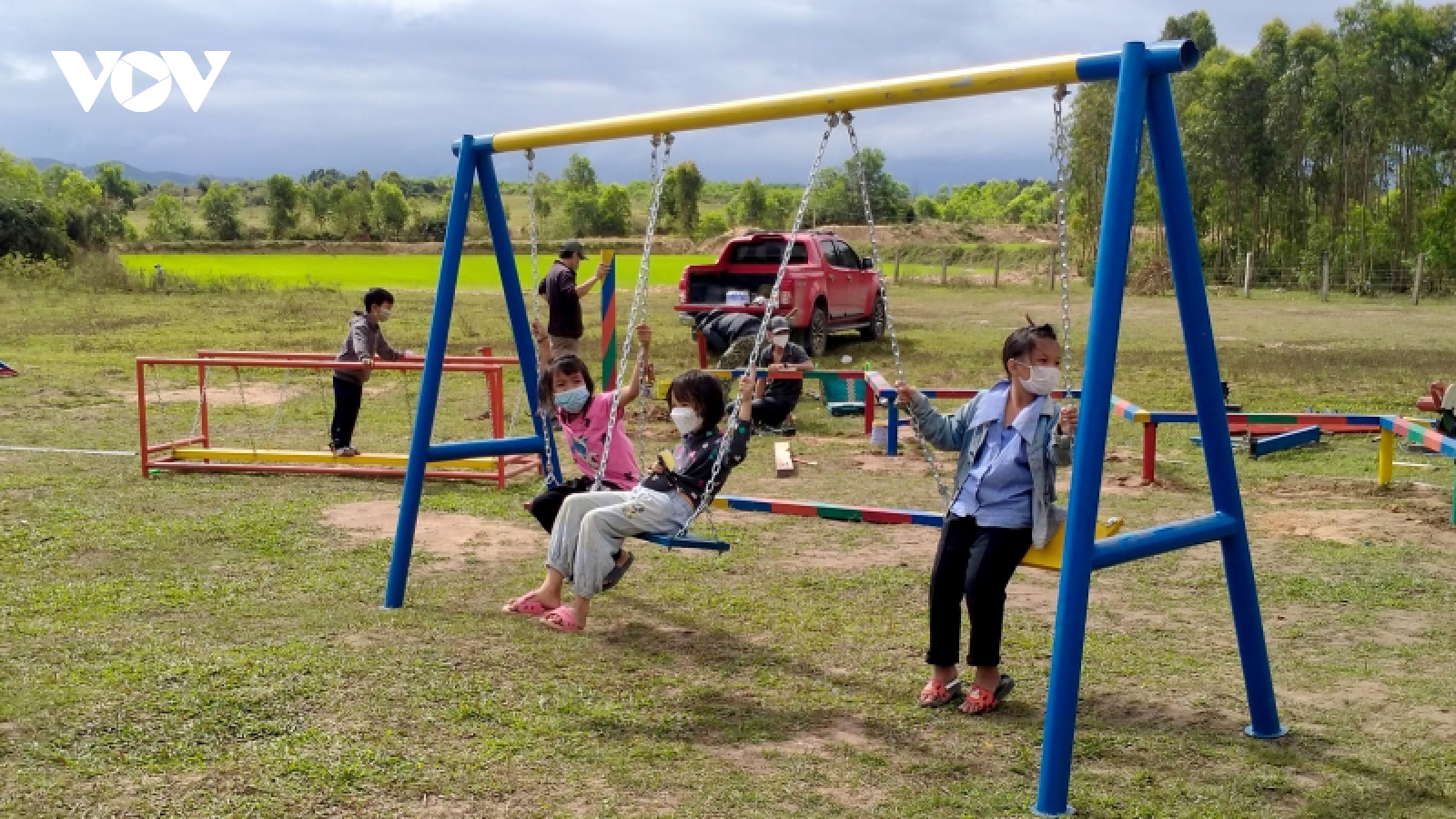 Mang sân chơi đến với trẻ em buôn làng vùng sâu