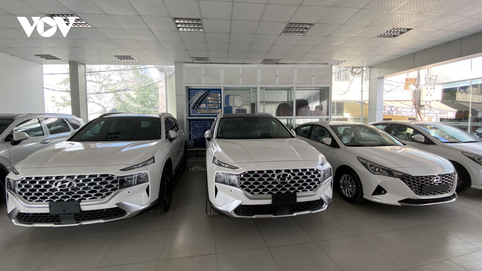 Hyundai Tucson, Santa Fe ngược dòng tăng giá