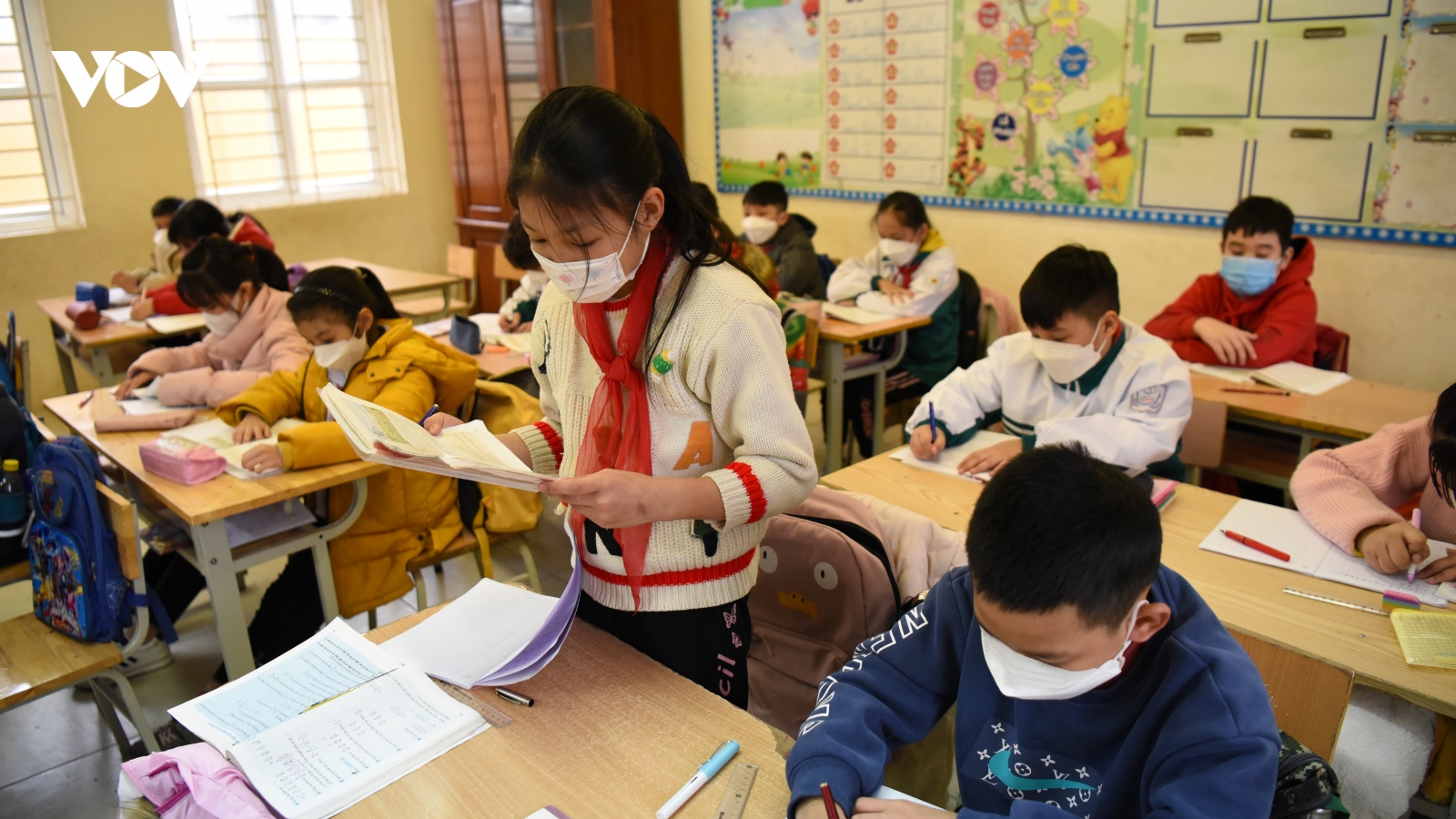 Học sinh tiểu học Hà Nội vỡ òa cảm xúc trong ngày "tựu trường" đặc biệt