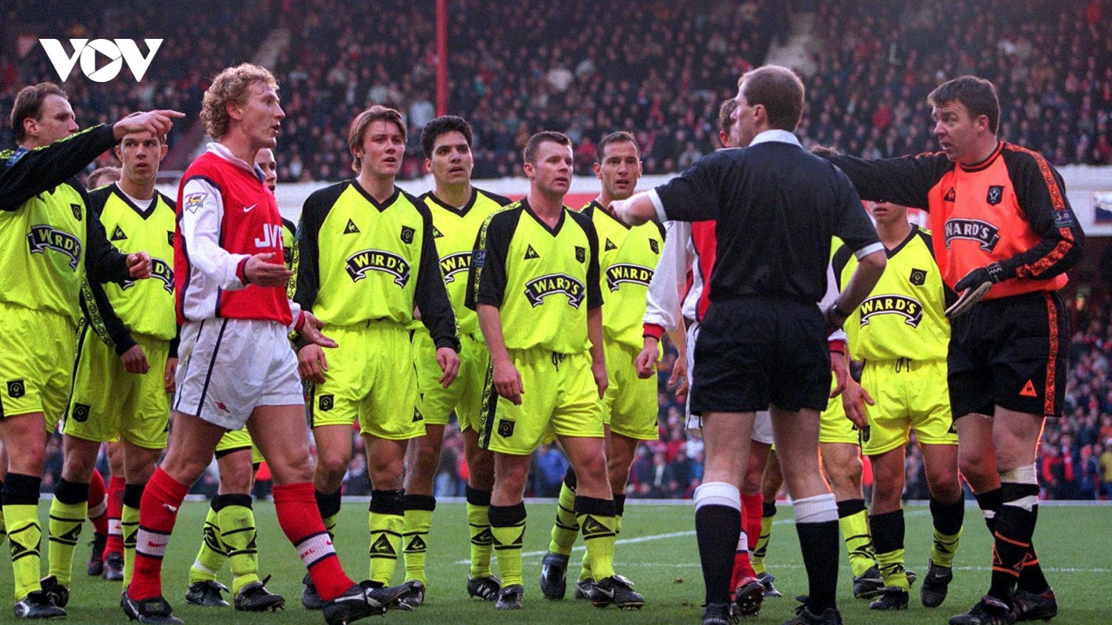 Ngày này năm xưa: Arsenal yêu cầu đá lại dù thắng trận
