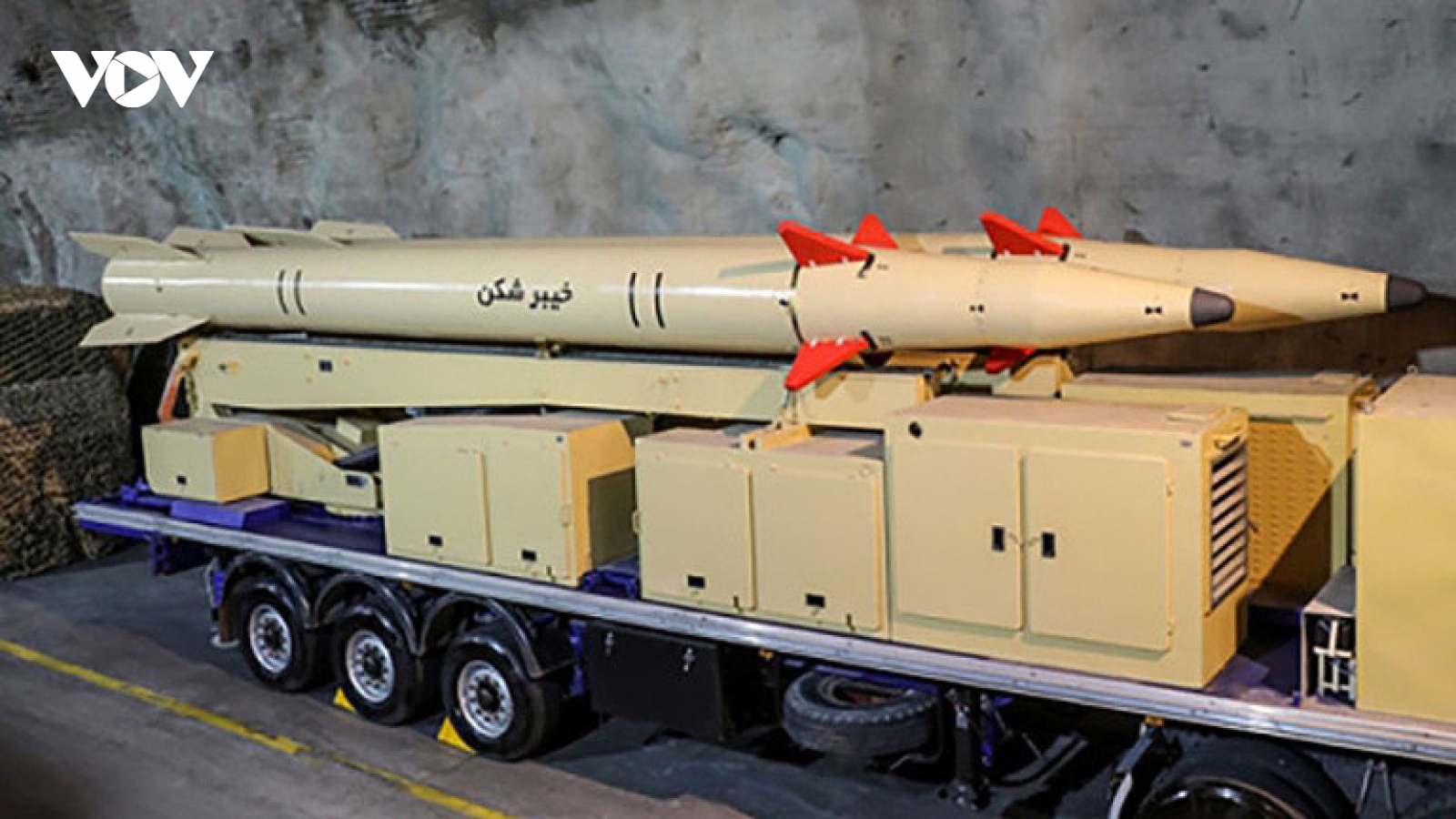 Iran ra mắt tên lửa tầm xa mới có tầm bắn 1.450km