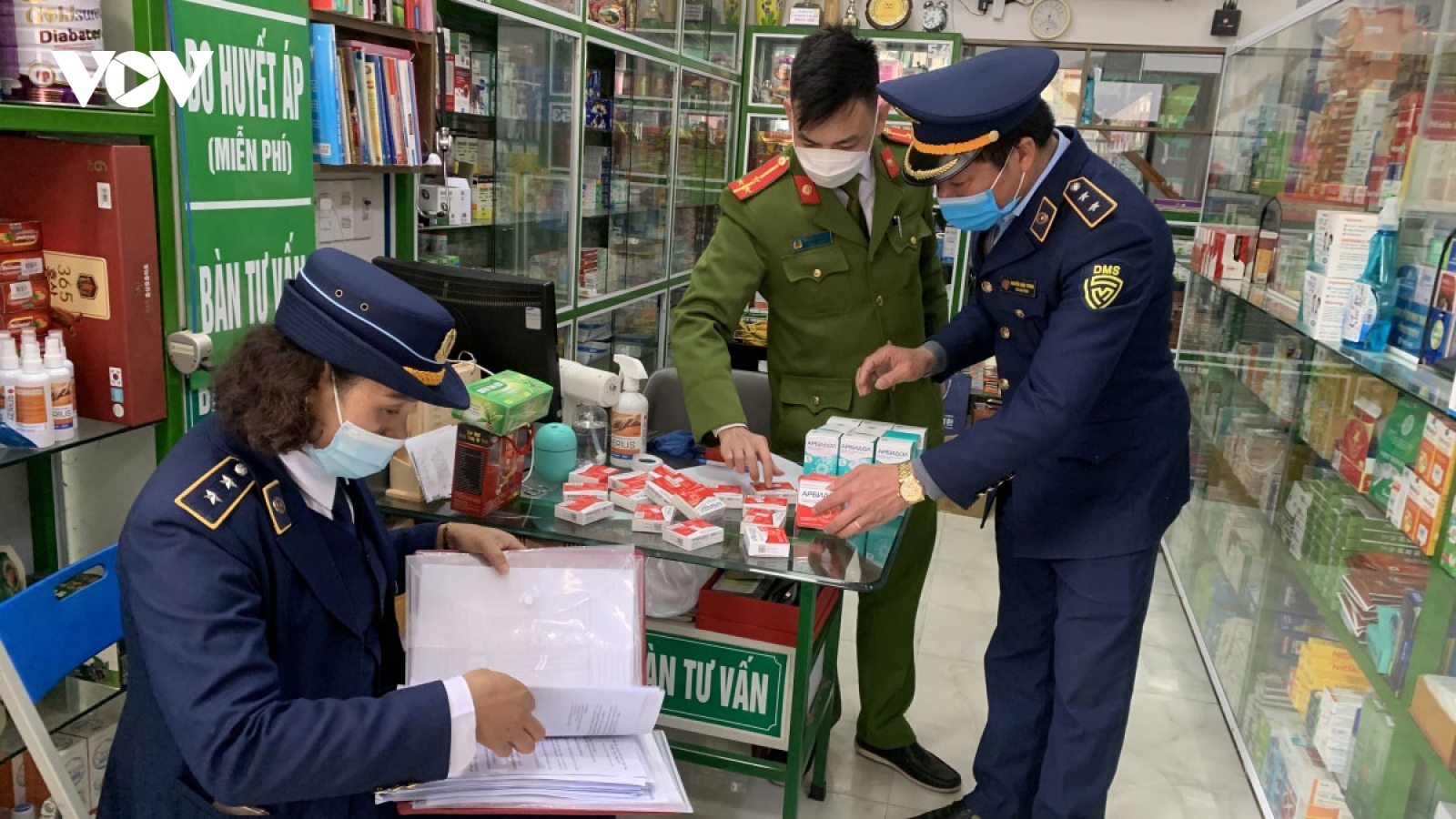 Nóng 24h: Thu giữ thuốc “đặc trị Covid-19” không rõ nguồn gốc