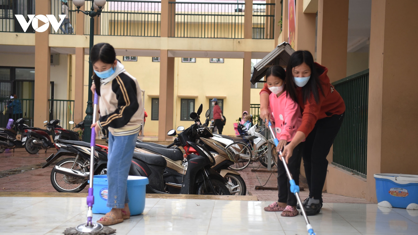 Trường tiểu học ngoại thành Hà Nội hào hứng dọn dẹp trường lớp đón học sinh