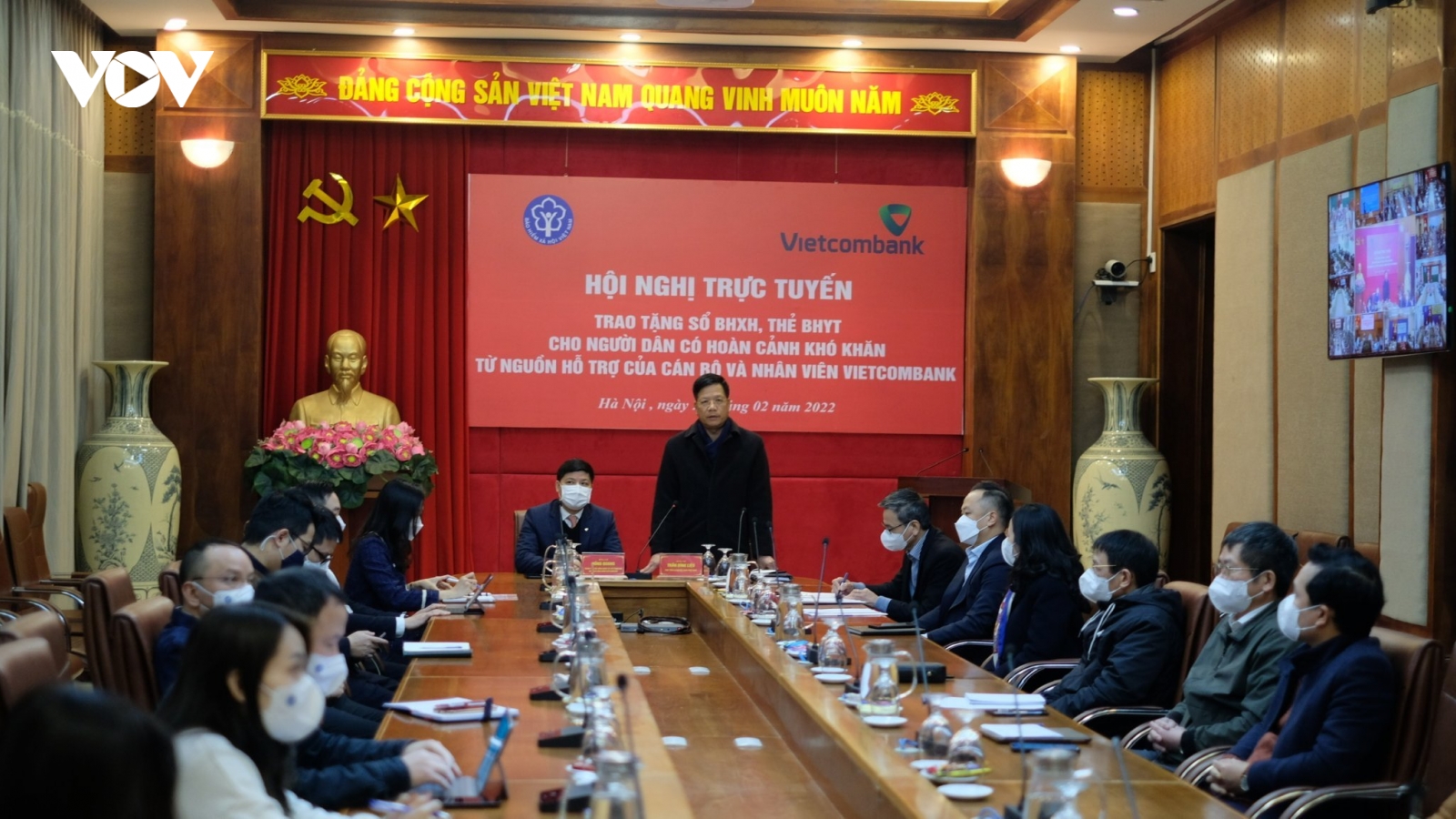 Trao tặng hơn 12.000 sổ BHXH, thẻ BHYT cho người có hoàn cảnh khó khăn