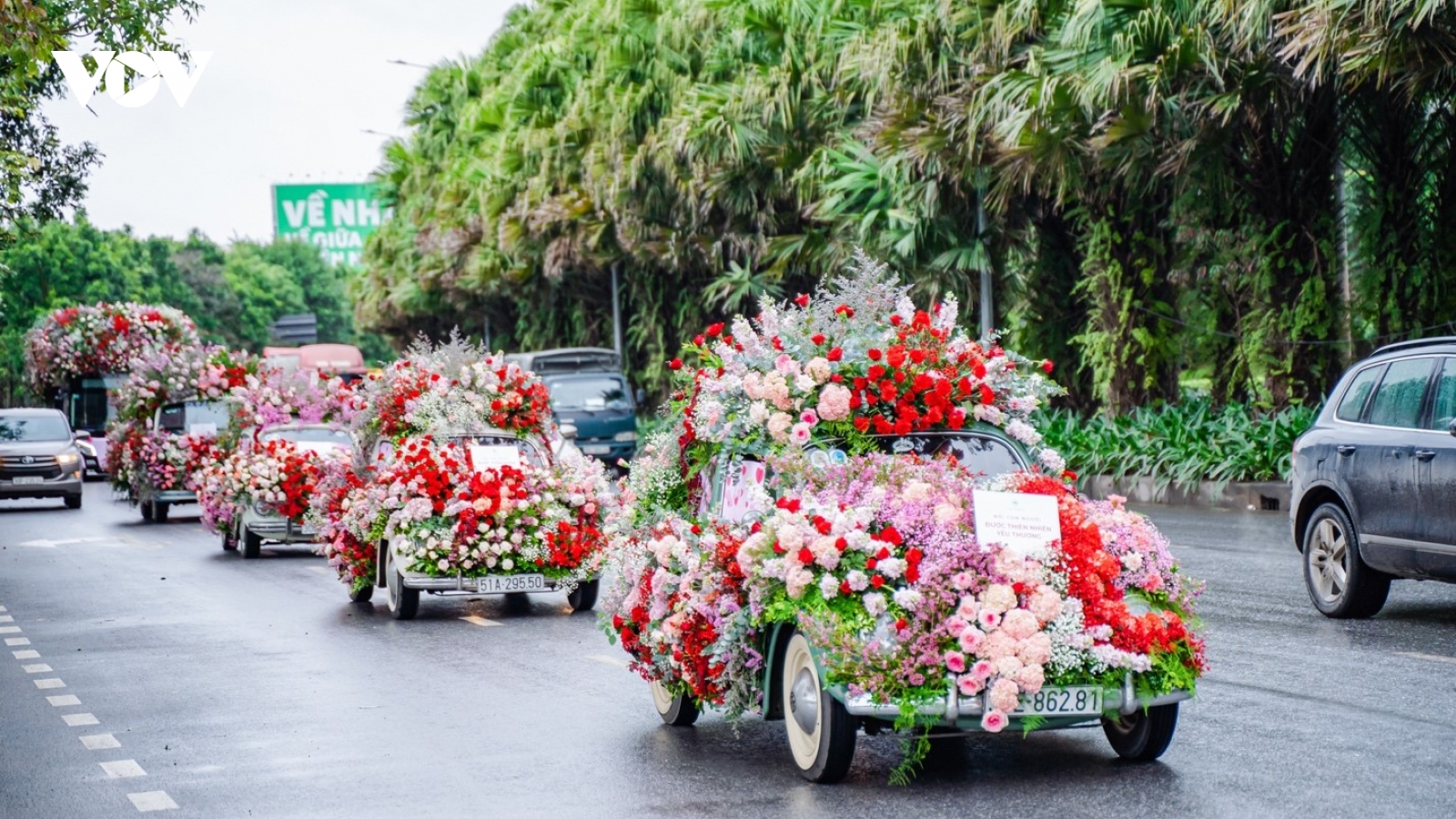 Valentine 2022: Màn tỏ tình ấn tượng với 99.999 bông hồng vừa diễn ra tại Hà Nội