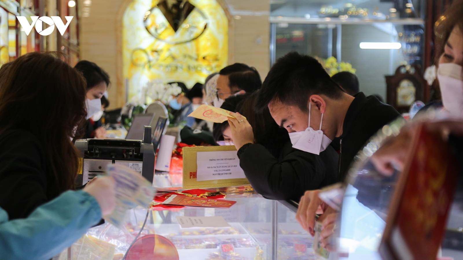 Mua vàng ngày vía Thần tài ở Bắc Ninh: Cầu may, không quan tâm đến giá