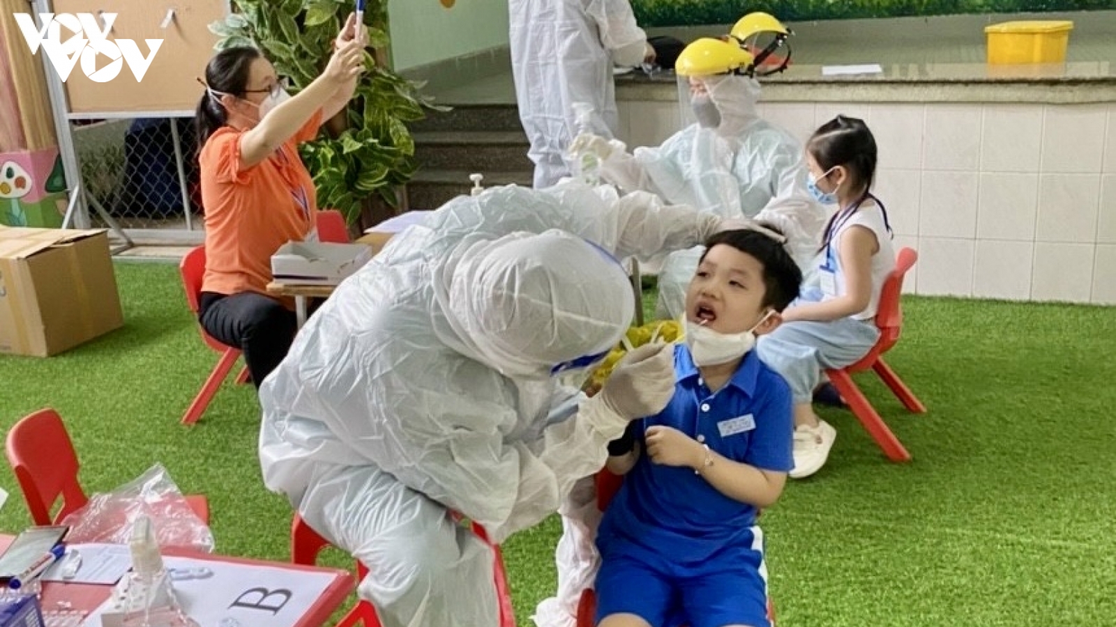 Con học trực tiếp tại trường, phụ huynh ở Bà Rịa Vũng Tàu vừa mừng vừa lo