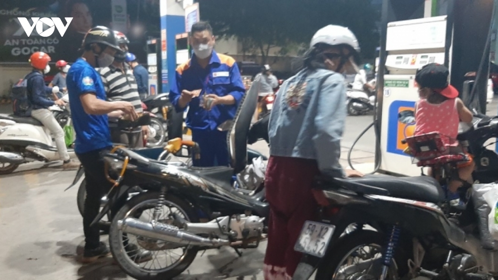 Nhiều cửa hàng xăng dầu ở TP.HCM đã tăng thời gian bán hàng