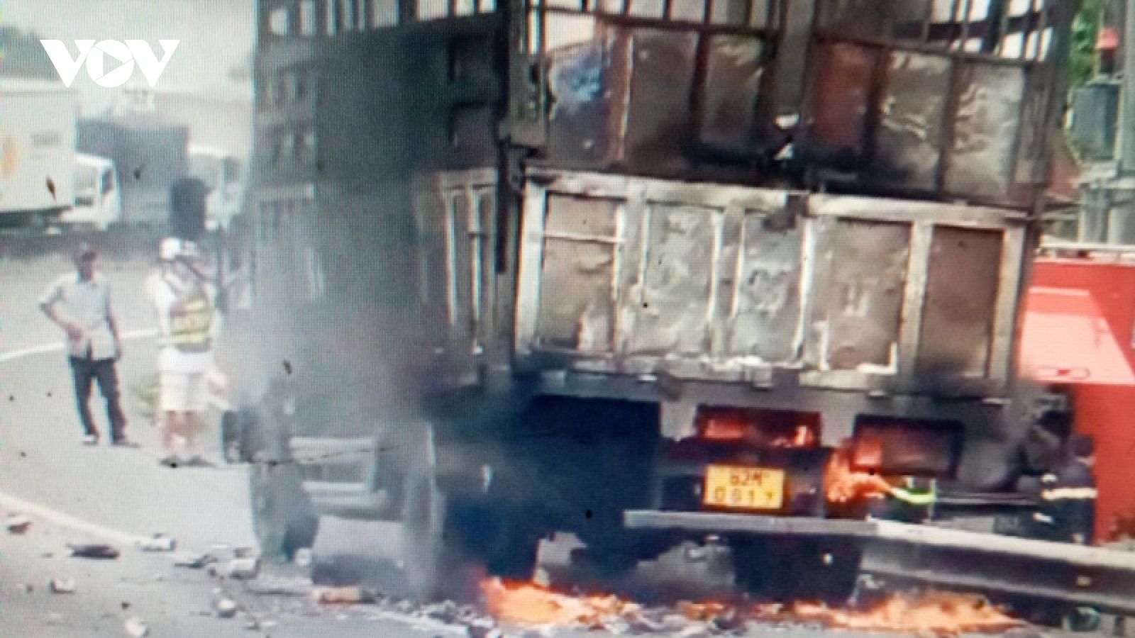 Xe tải bốc cháy khi đang lưu thông trên cao tốc Trung Lương- TP.HCM