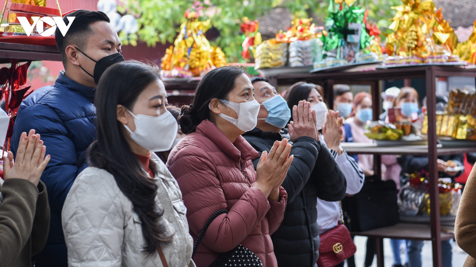 Dòng người nô nức kéo về đền Bà Chúa Kho "vay tiền"