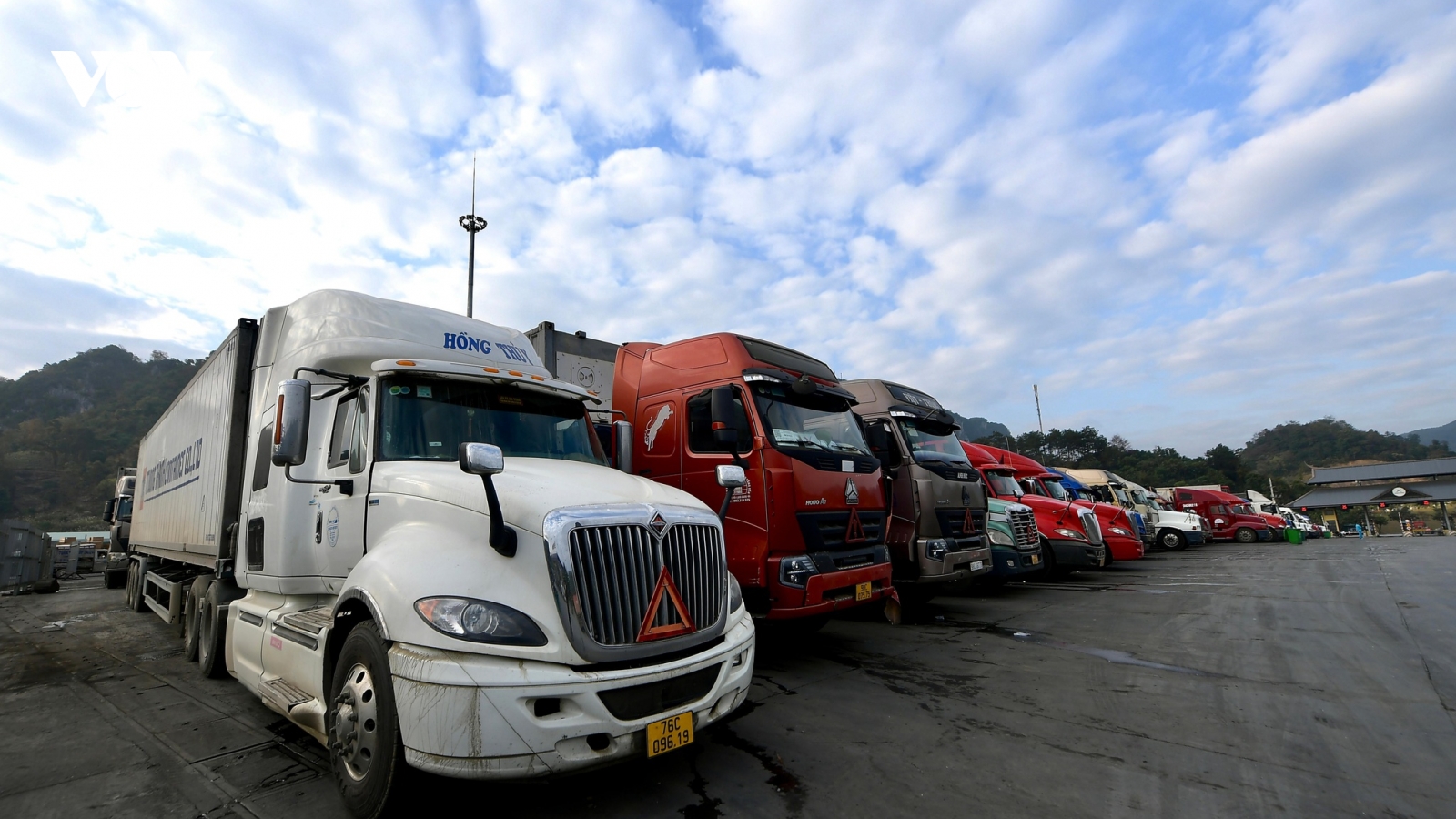 Giá xăng dầu tăng “dựng đứng”, doanh nghiệp vận tải rục rịch tăng giá cước