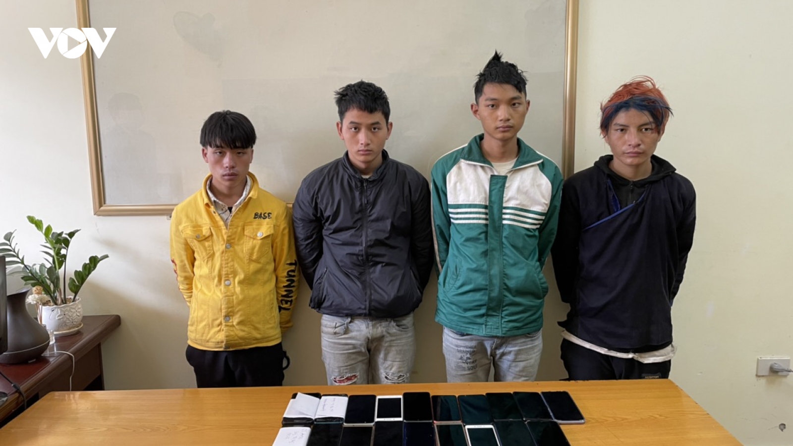 Nhóm nghiện đột nhập trường học trong đêm trộm 25 điện thoại di động