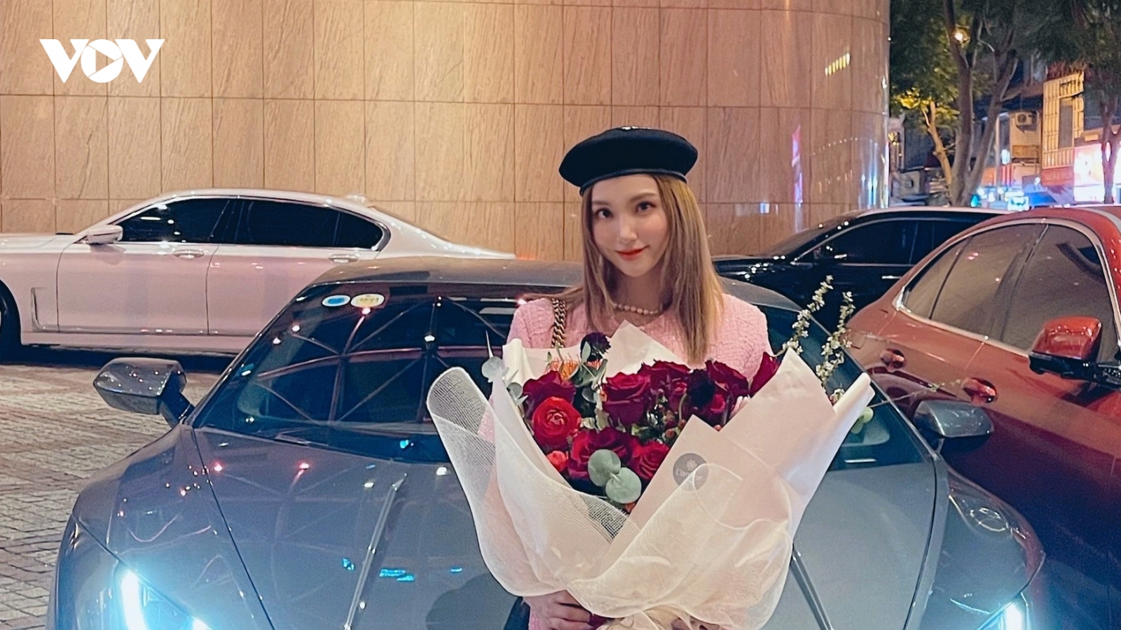 Chuyện showbiz: Hạnh Sino sắm xe hơi 18 tỷ đồng dịp 8/3
