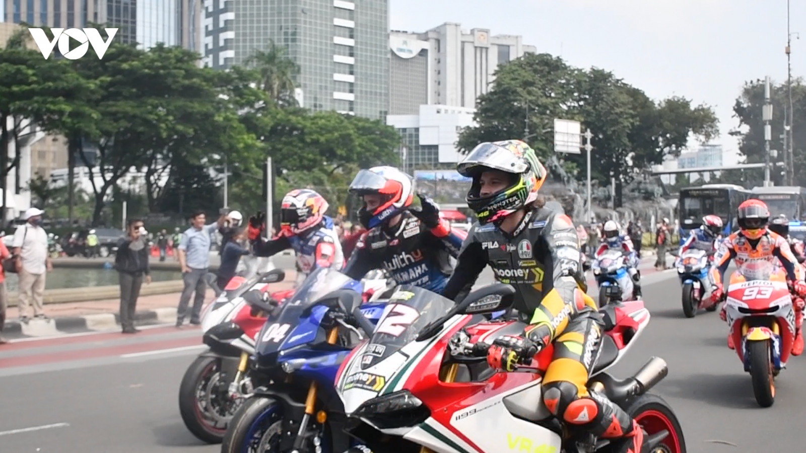 Các tay đua MotoGP 2022 diễu hành trên đường phố Jakarta trước thềm thi đấu Indonesia GP