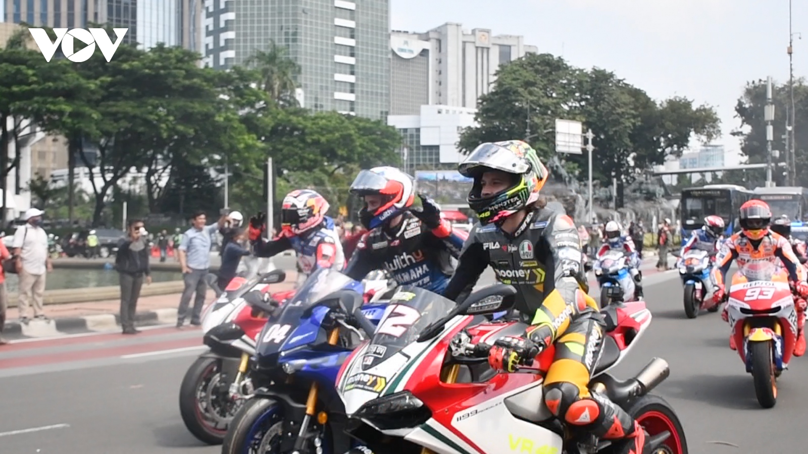 Các tay đua MotoGP 2022 diễu hành trên đường phố Jakarta trước thềm thi đấu Indonesia GP