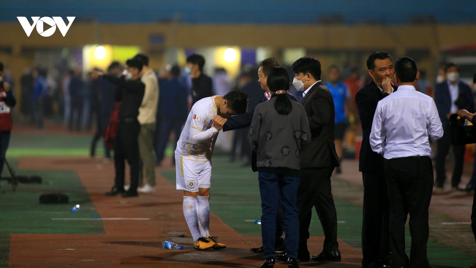 Quang Hải cúi đầu cảm ơn bầu Hiển sau trận đấu chói sáng cho Hà Nội FC
