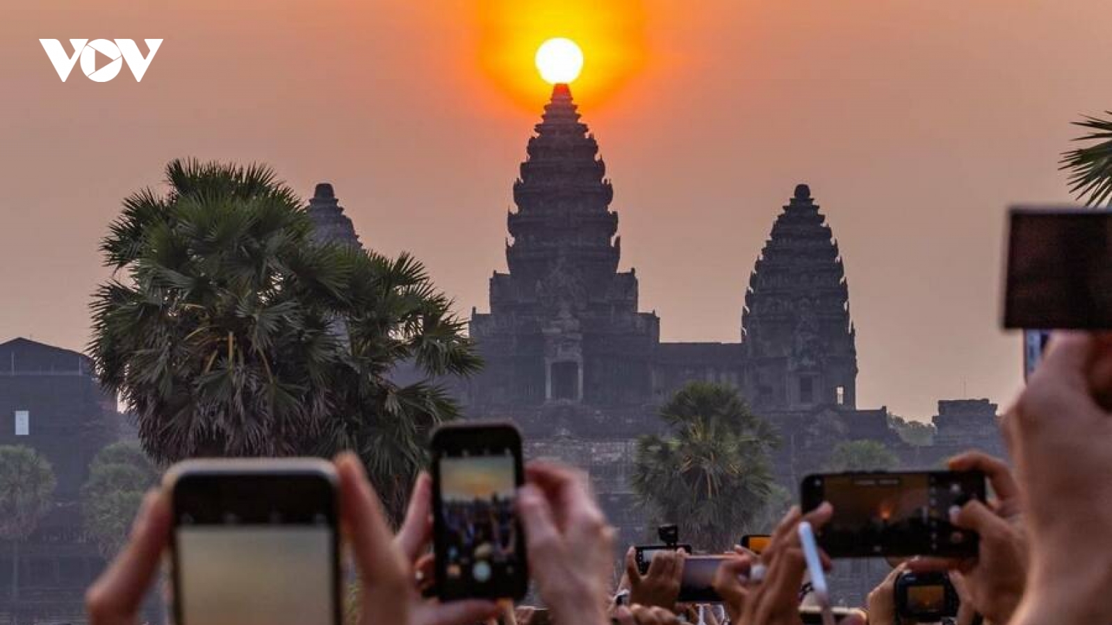 Du khách đổ xô đến xem khoảnh khắc mặt trời mọc trên đỉnh đền Angkor Wat