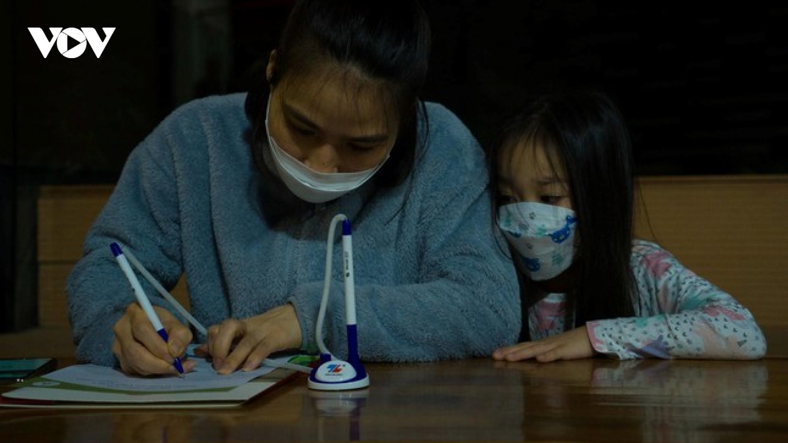 Xếp hàng từ 0h sáng để mua hồ sơ vào lớp 1 ở Hà Nội