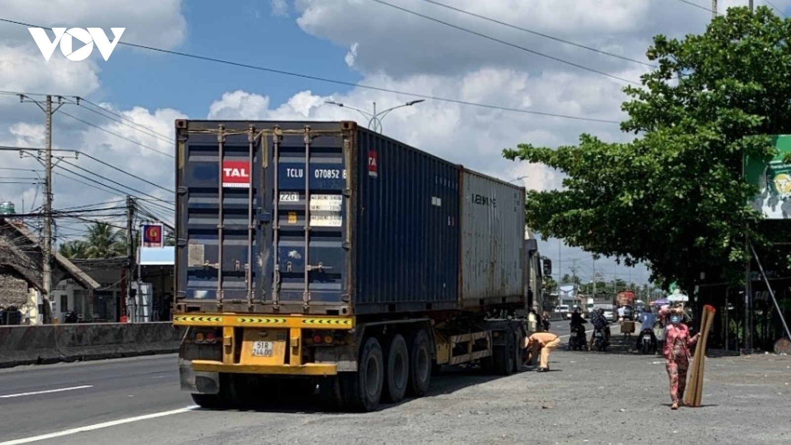 Xe container va chạm xe gắn máy làm một người tử vong