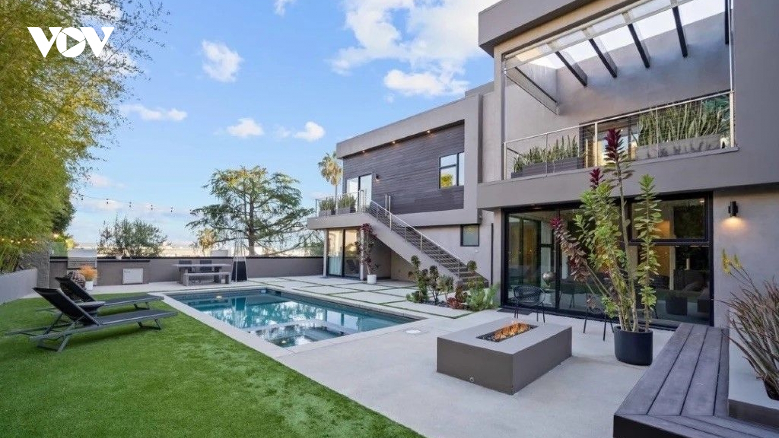 Cận cảnh biệt thự ở Hollywood Hills của ngôi sao Marvel Simu Liu