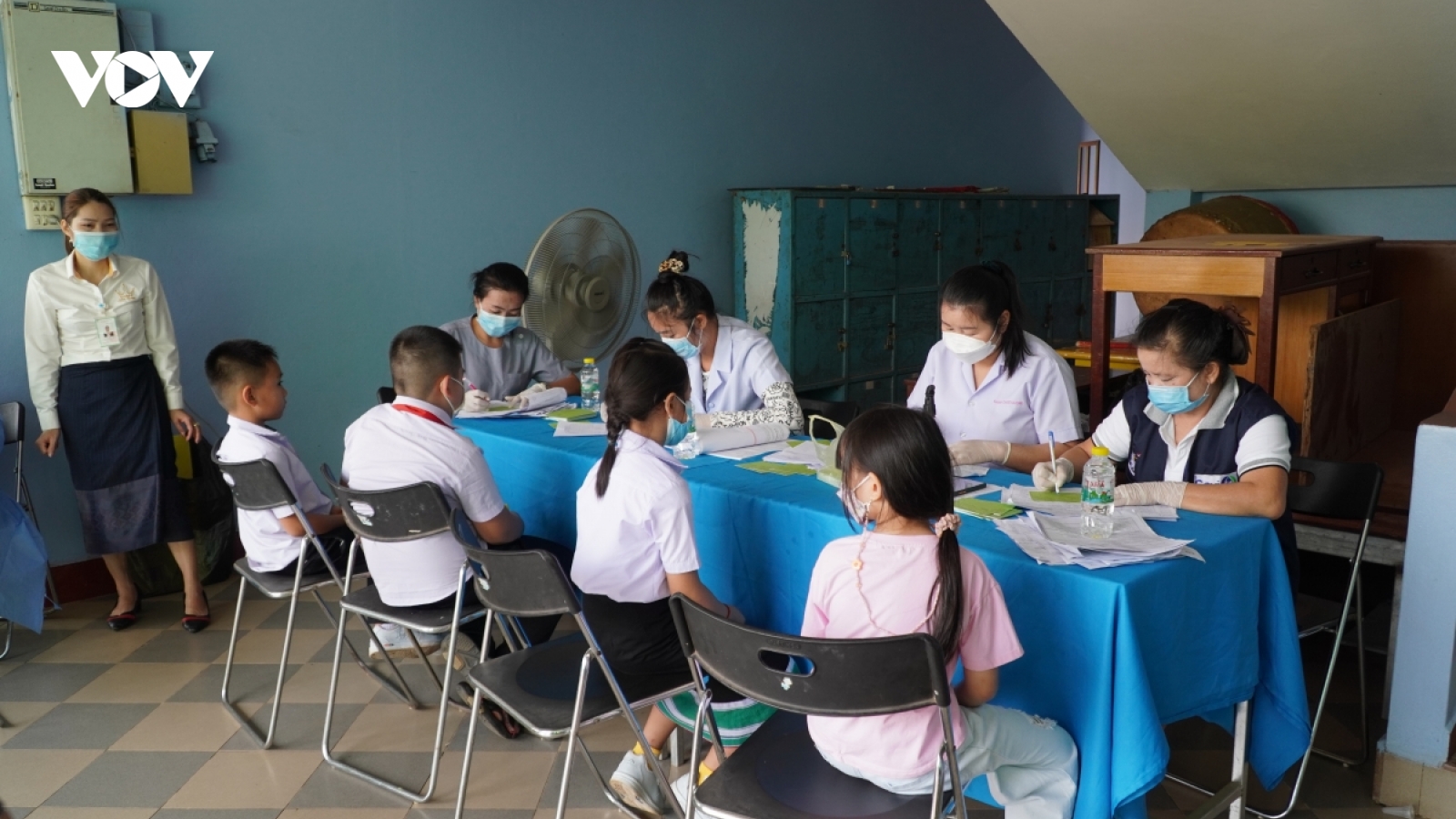 Trường song ngữ Lào - Việt Nam Nguyễn Du tiêm vaccine cho học sinh từ 6 đến 11 tuổi