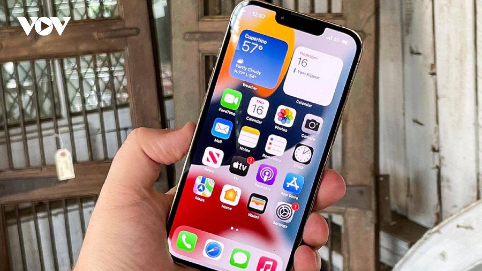 Người dùng iPhone phàn nàn hao pin nhanh sau khi cập nhật iOS 15.4