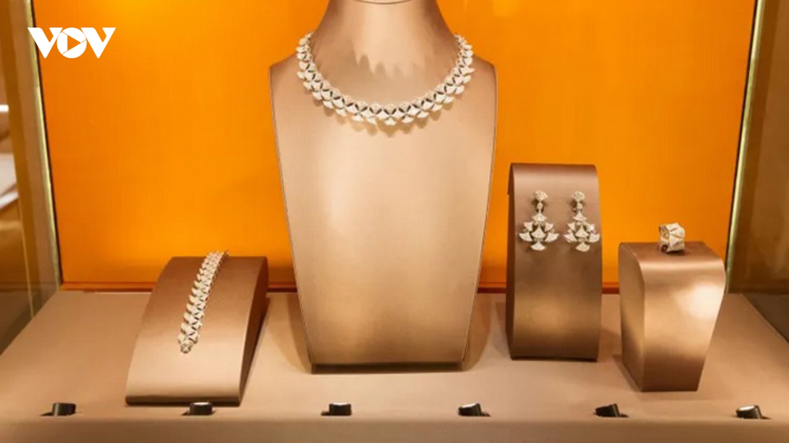 Giới nhà giàu Nga đổ xô mua trang sức, đồng hồ xa xỉ để bảo vệ tài sản