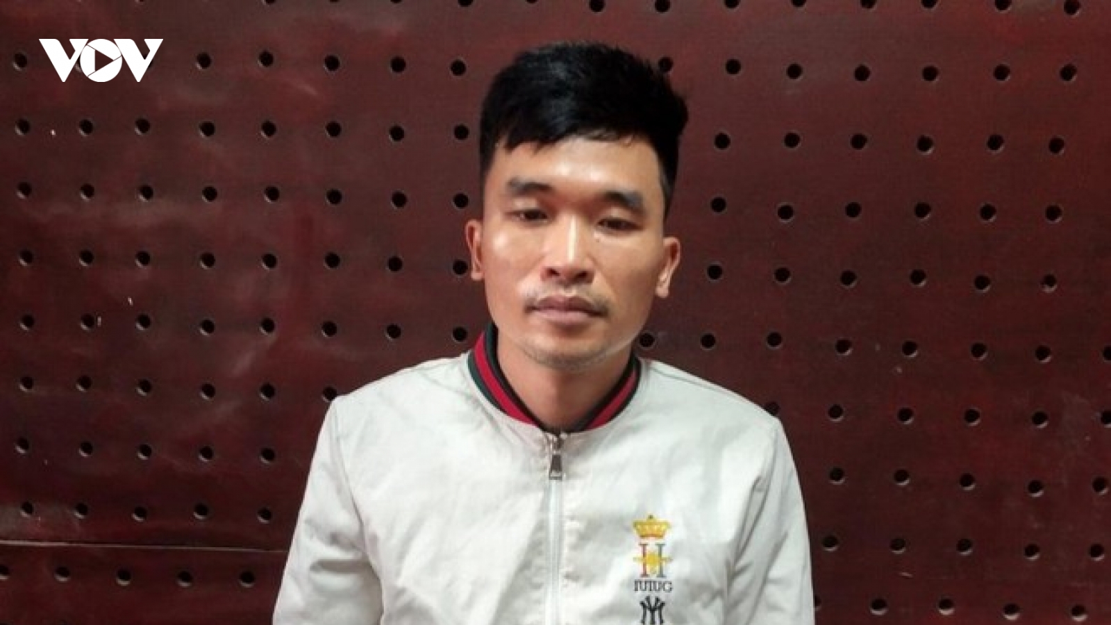 Cướp tiền lúc nửa đêm ở cửa hàng tiện ích