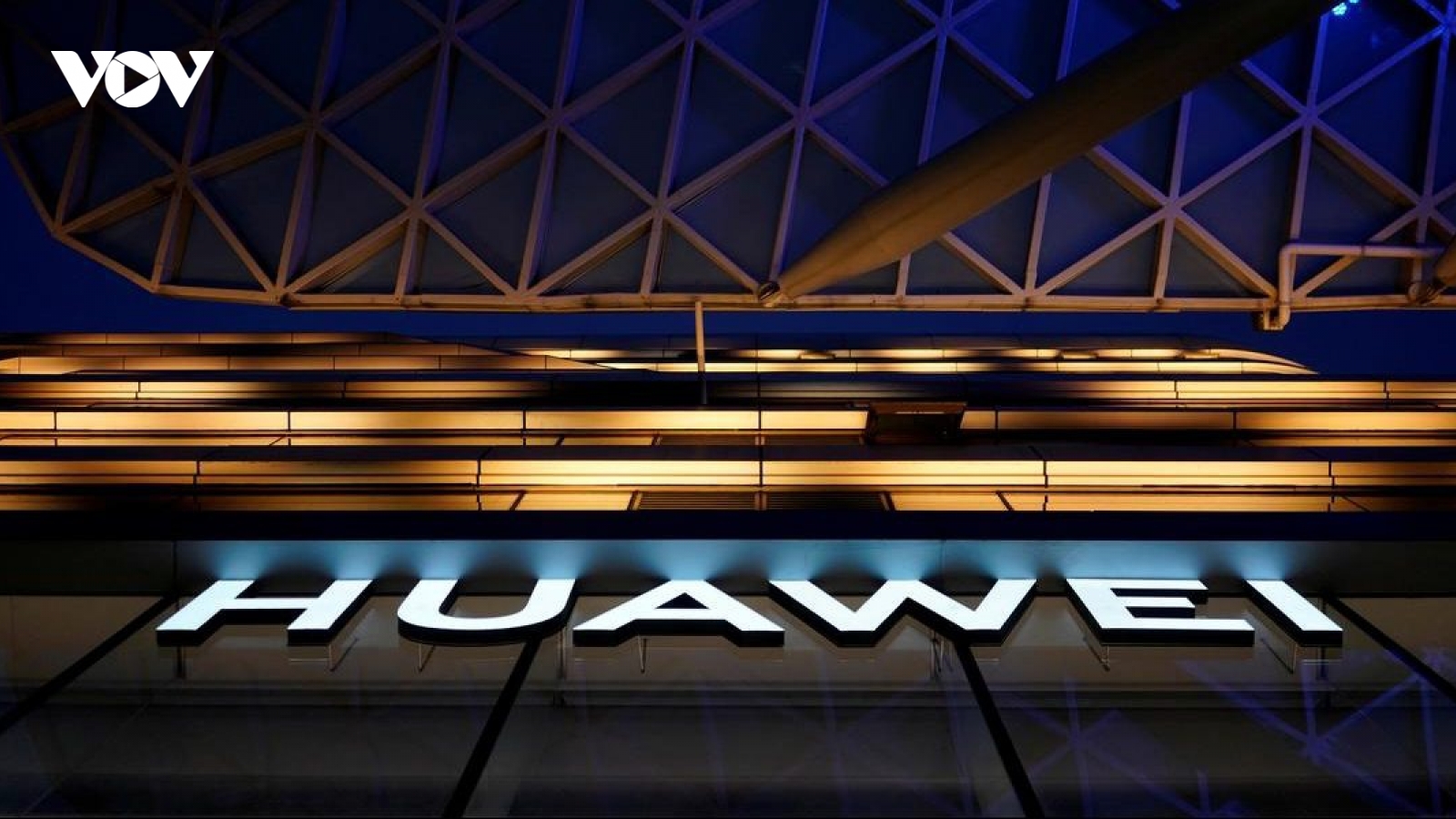 Mảng smartphone khó khăn, Huawei chuyển sang năng lượng tái tạo