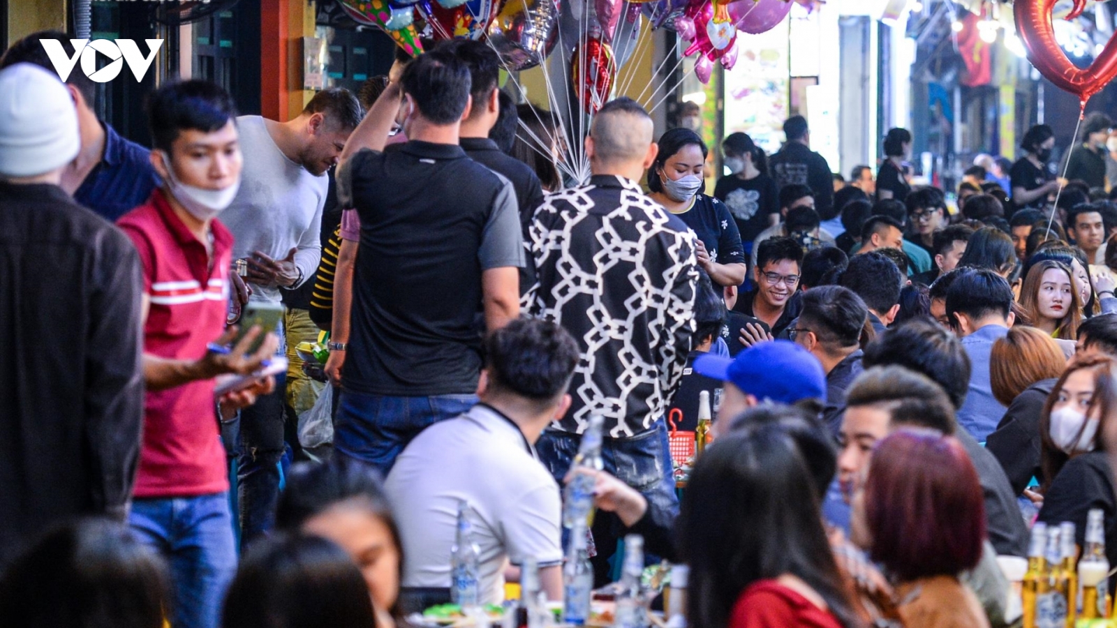 Tây, ta cùng chen chúc ở phố bia Tạ Hiện