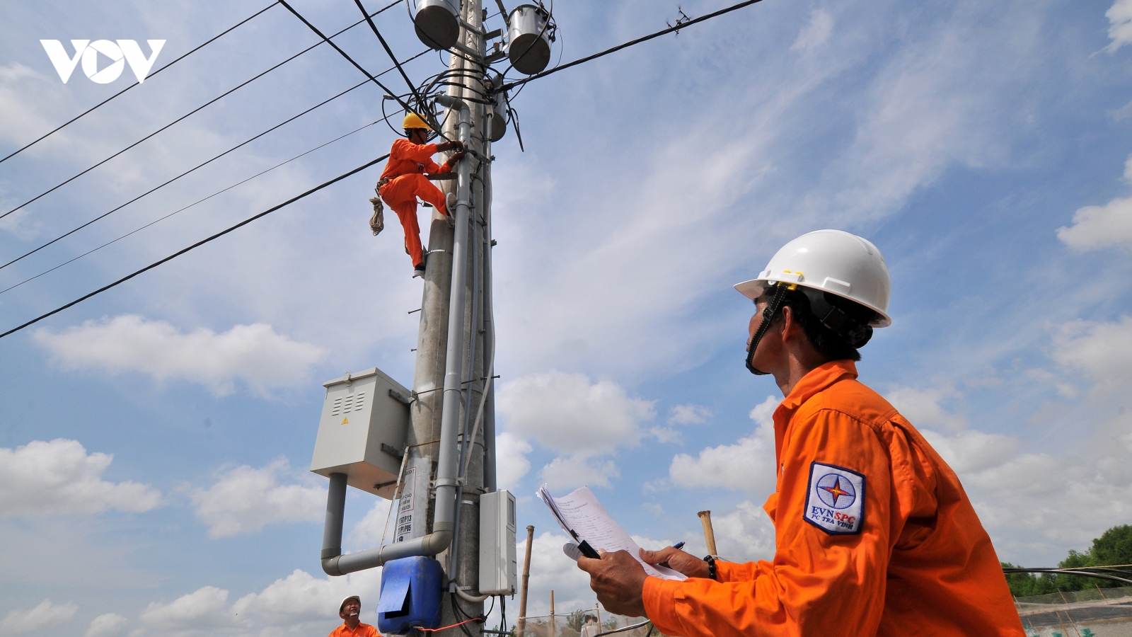 EVNSPC tăng cường dịch vụ khách hàng trong cao điểm tháng nóng