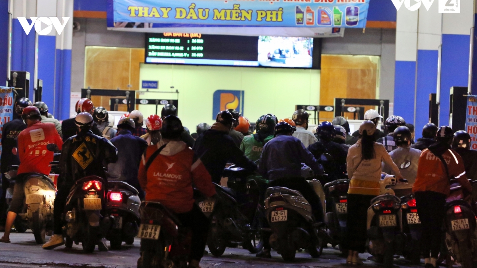 Người dân Hà Nội ùn ùn mua xăng trước ngày điều chỉnh giá