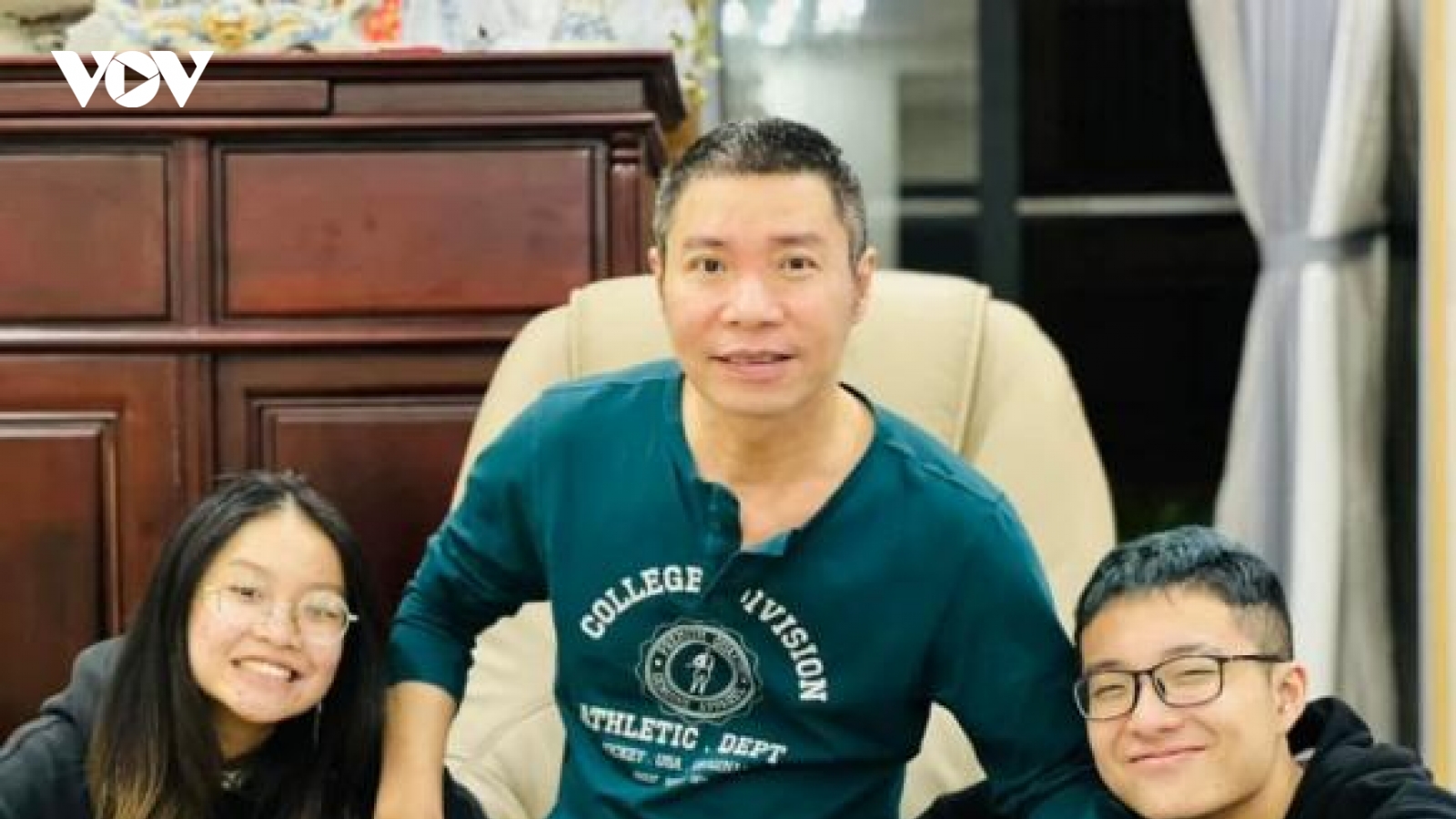 Chuyện showbiz: Các con riêng đến nhà thăm bố, NSND Công Lý nhắn nhủ một câu cực tình cảm
