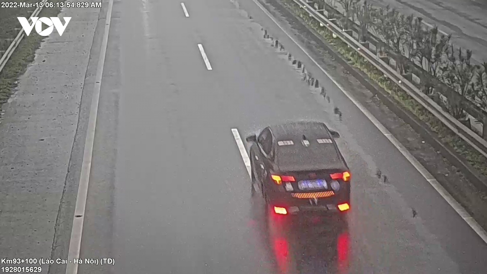 Xử phạt tài xế ô tô liều lĩnh đi ngược chiều 15km trên cao tốc Nội Bài-Lào Cai