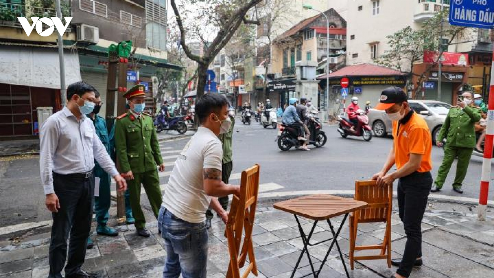 Hà Nội tất bật chỉnh trang đường phố trước giờ mở lại phố đi bộ Hồ Gươm