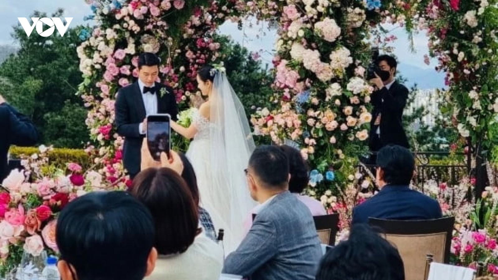 Khoảnh khắc trao nhẫn của cặp đôi Hyun Bin - Son Ye Jin trong đám cưới